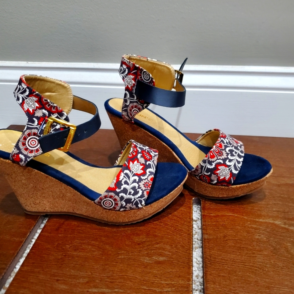 Navy and red wedges